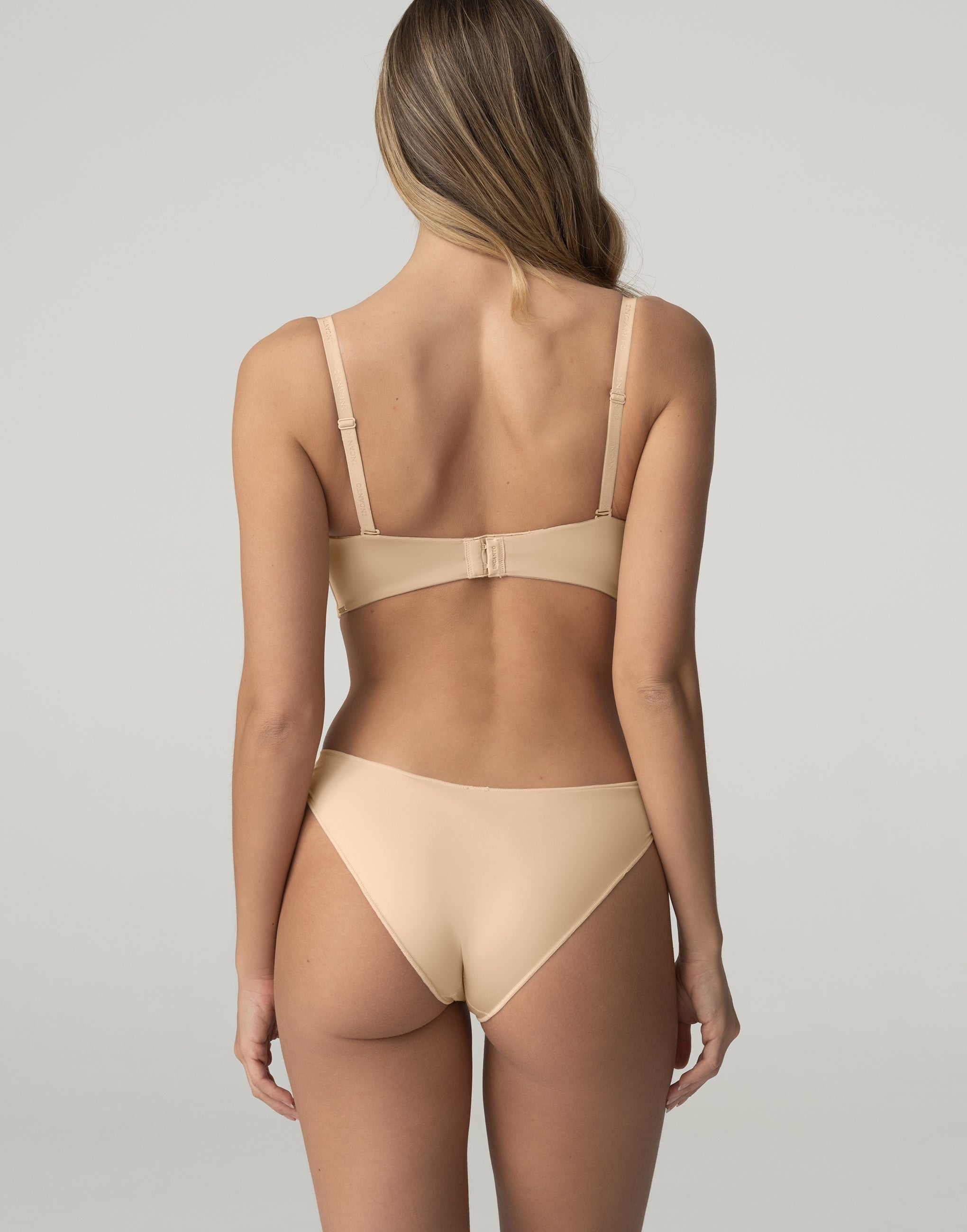 Soutien-gorge balconnet push-up avec bonnets préformés en peau