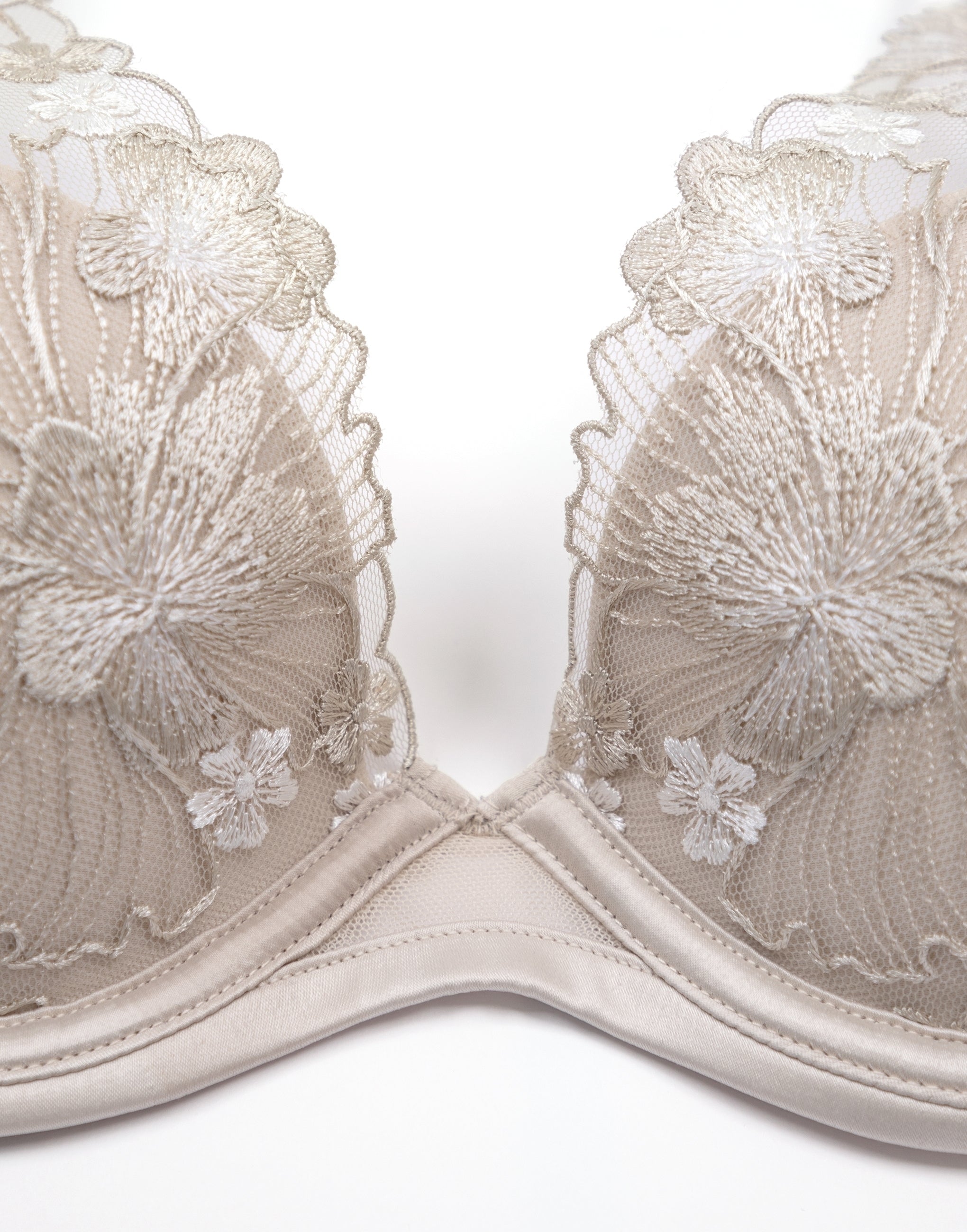 Bra with preformed cups CD944